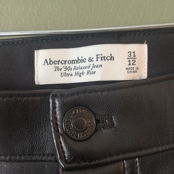 Abercrombie & Fitch Faux Leather 90s Relaxed Jean Ultra High Rise Curve Love 31 - Picture 4 of 8
